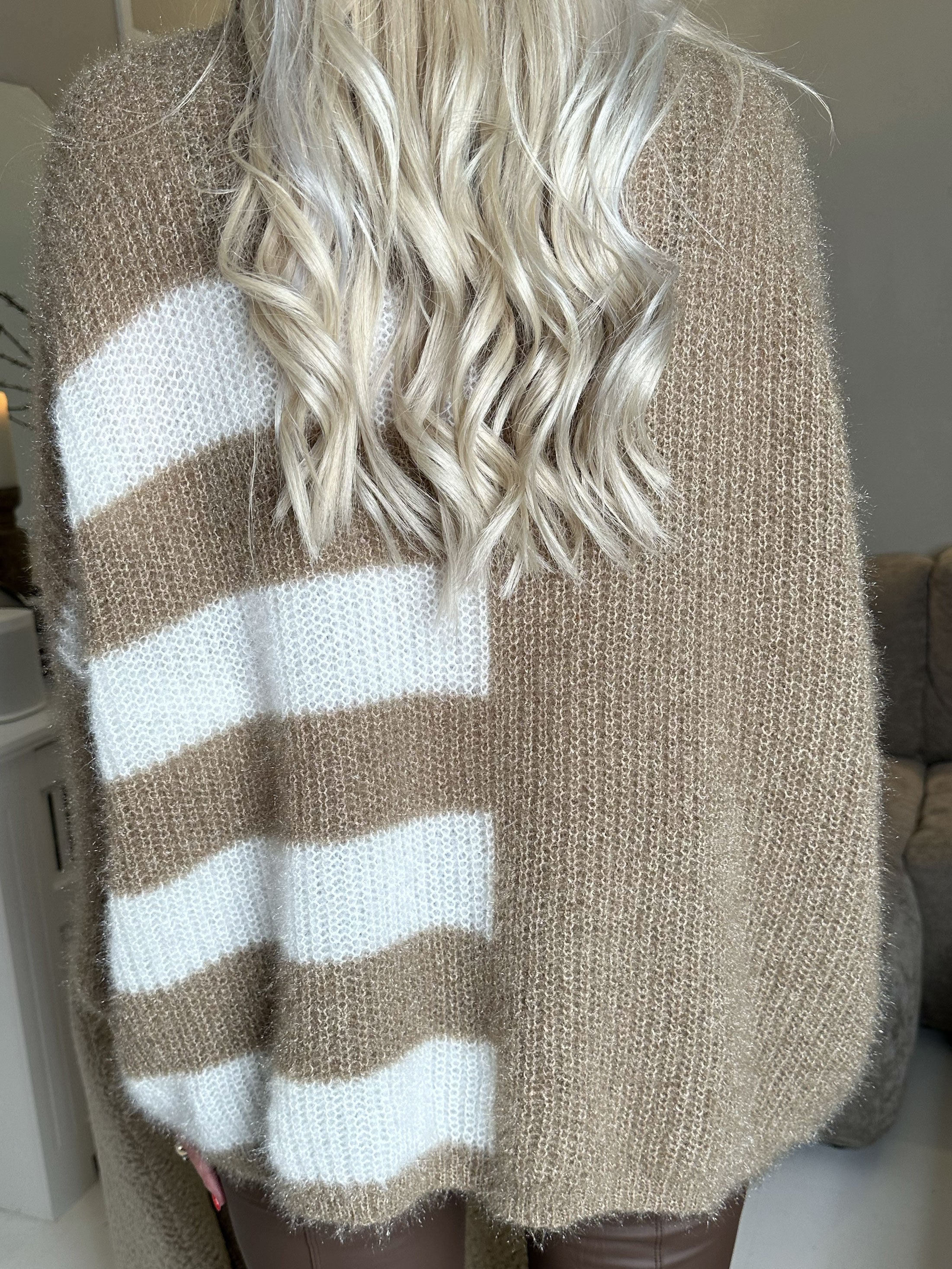 Tess - Söt fluffig stickning med ränder